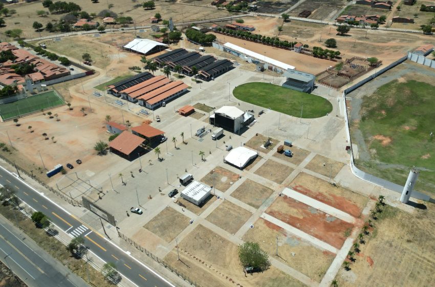  Estrutura da Expobrejo 2026 começa a ser montada no Parque de Eventos Mário Leite Tavares.